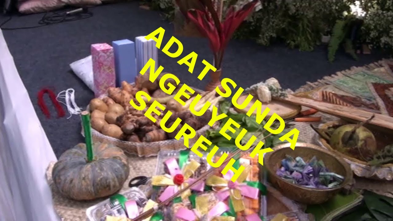 TRADISI ADAT SUNDA NGEUYEUK SEUREUH - KOMSTRAD - YOYON DARSONO 