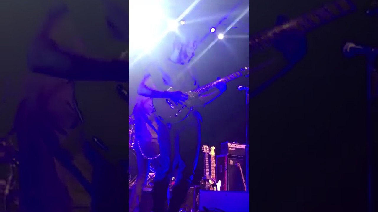 Another Brick in the Wall (Pink Floyd) - Solo Cover by Robert Simon - Four Roses live @ Brose Arena
