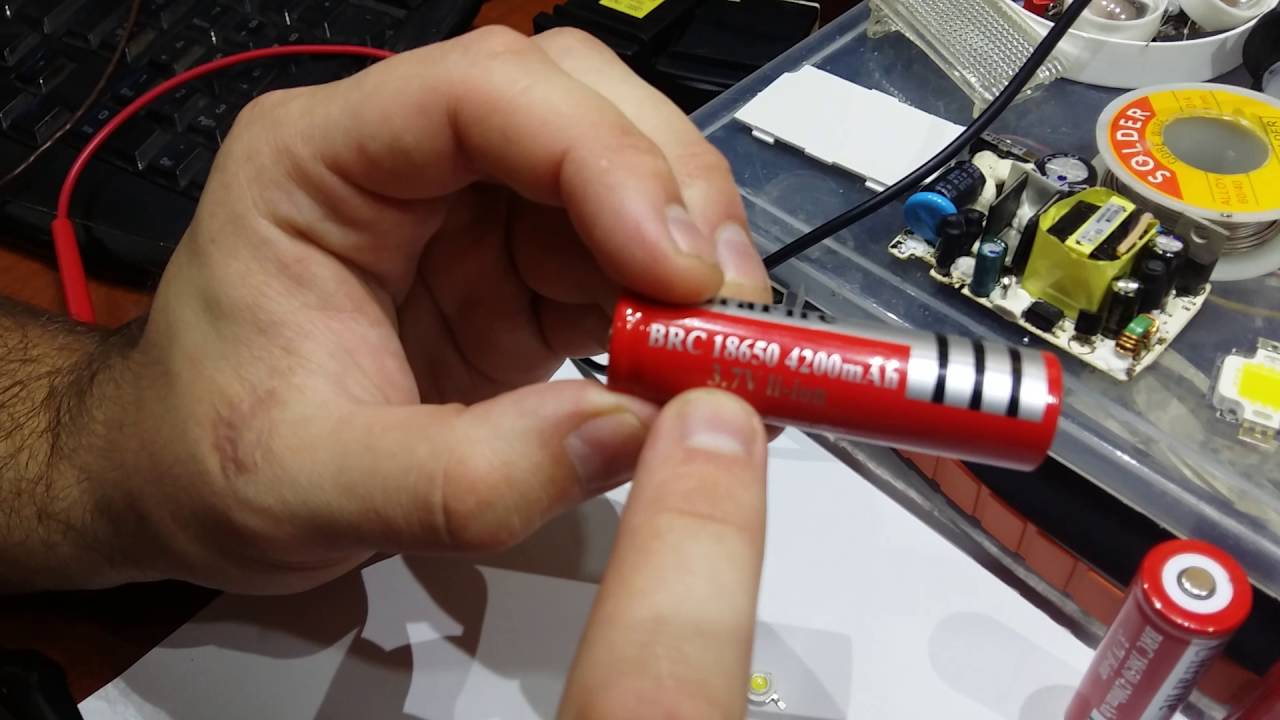 Видео обзор,подключение аккумулятора ultrafire 18650 оригинал