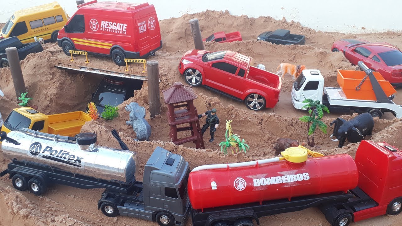 brincando no super viaduto de areia e andando com os carrinhos