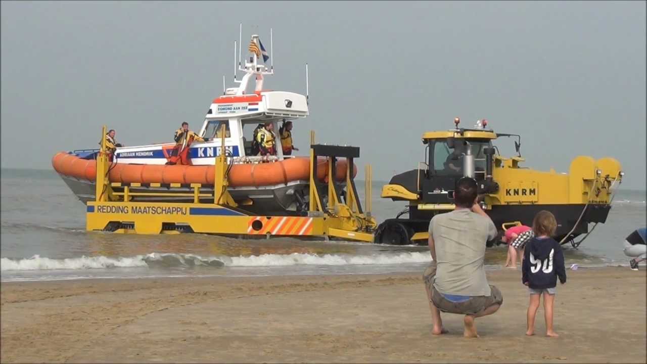 KNRM rukt uit voor schip met accuproblemen Egmond aan Zee
