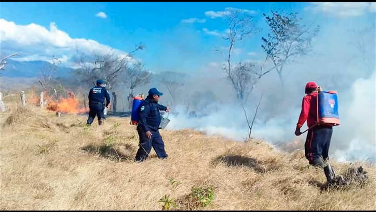 Bomberos indican la forma correcta de quemar hierba seca, evitando que se salga de control