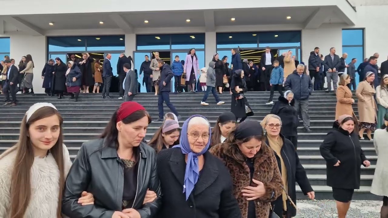 Biserica Penticostală Nr:1 Vicovu de Sus la sfîrșit de slujbă..