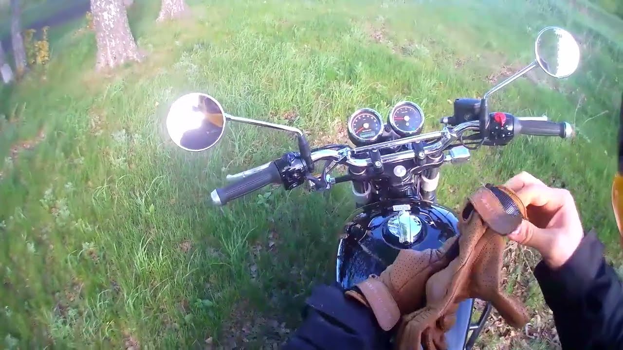 На Royal Enfield Interceptor 650 по полю