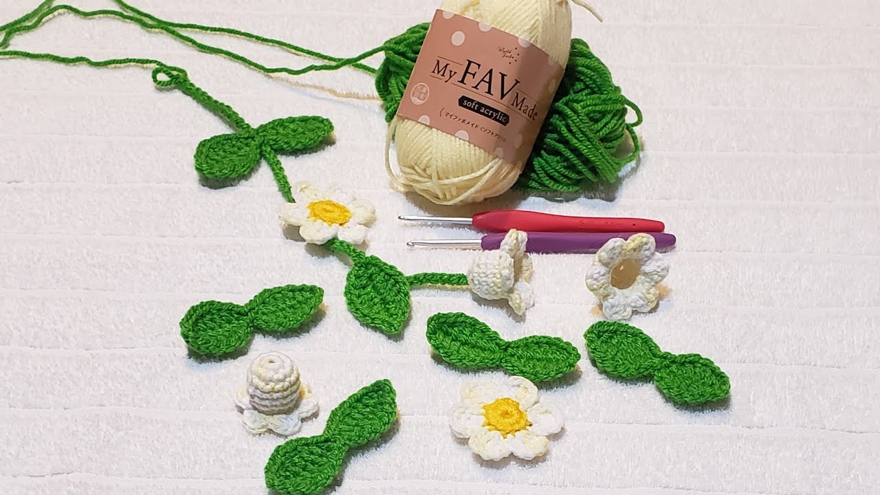 Crocheting cute little flowers and leaves🌱