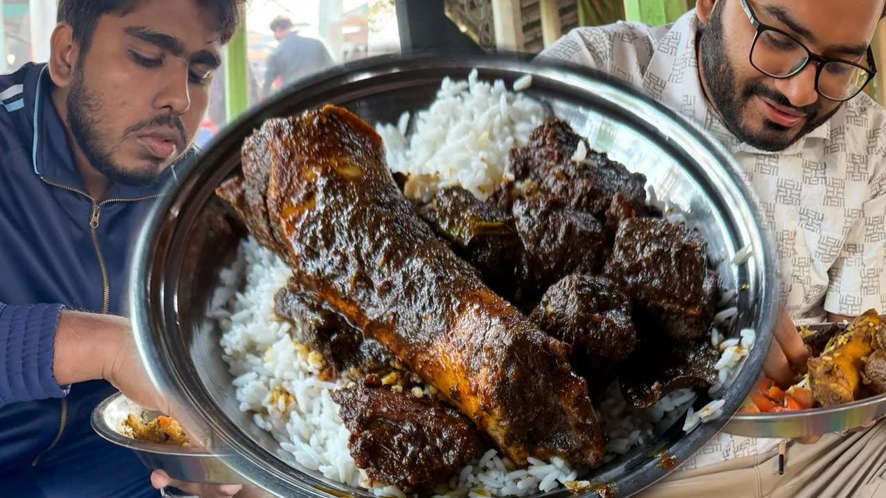 Eating Lunch(Rice & Spicy Meat Curry, Kala Bhuna, Huge Nalli) With Friends at Foysal Kala Vuna