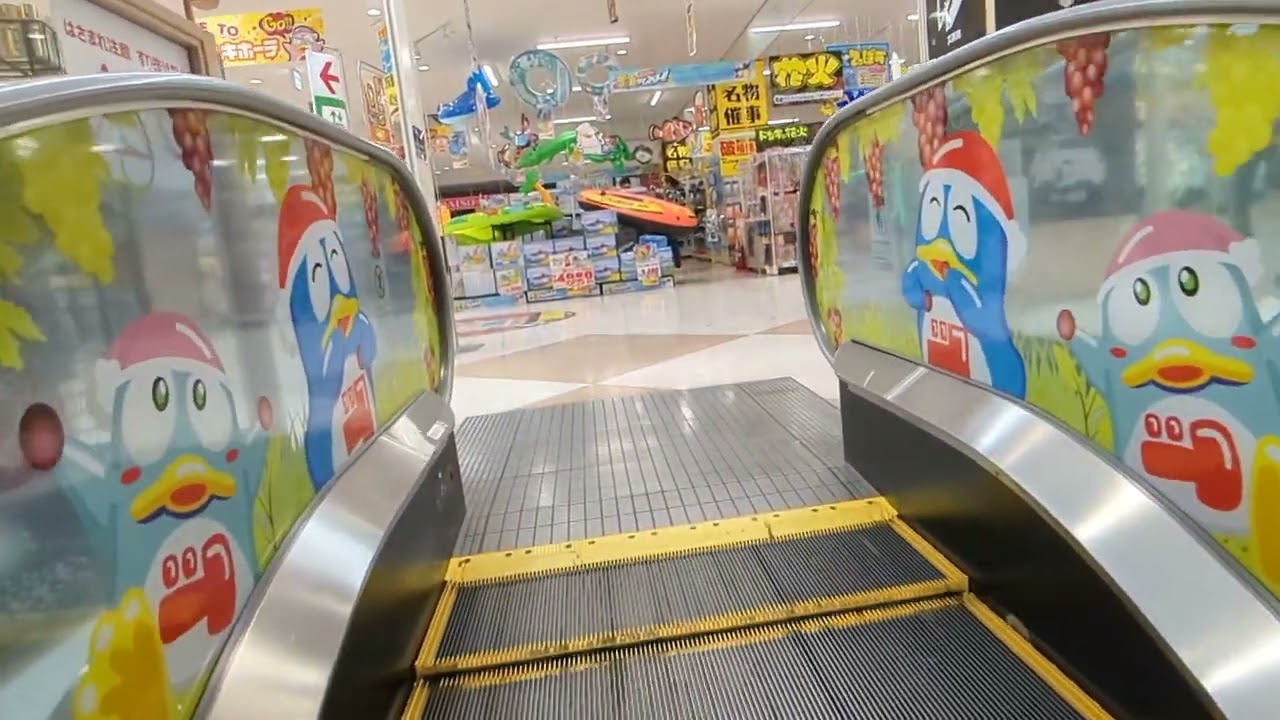 MEGAドン・キホーテUNY石和店　エスカレーター
