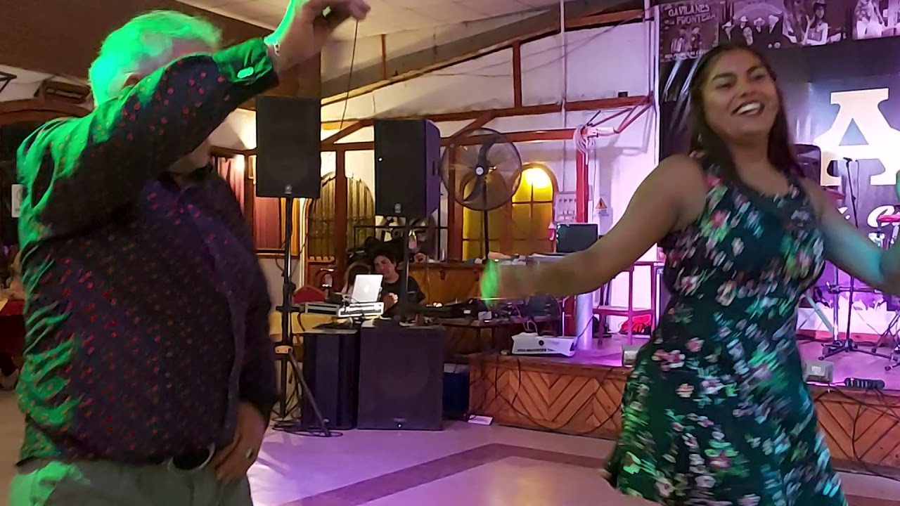 El tata bailando con la amiga Ninoska en el centro evento la espuela