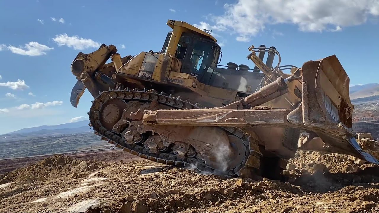 Huge Komatsu D475A Bulldozer Ripping Hard Ground