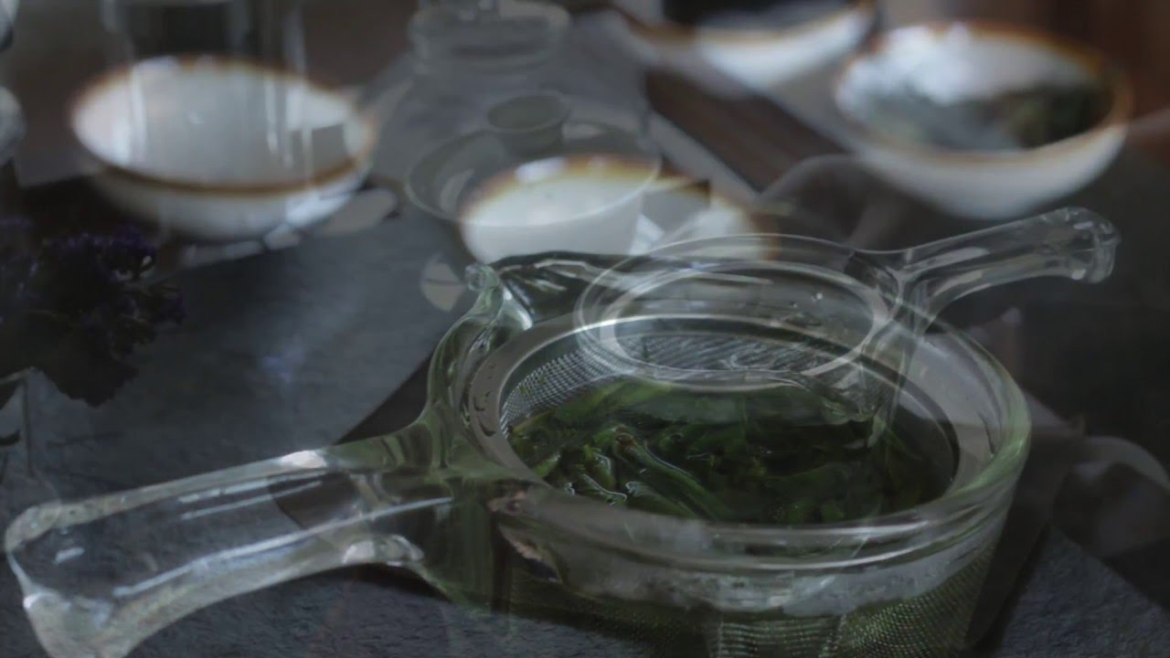 Glass Side Pouring Teapot with Side Handle: Liu An Gua Pian Tea Brewing