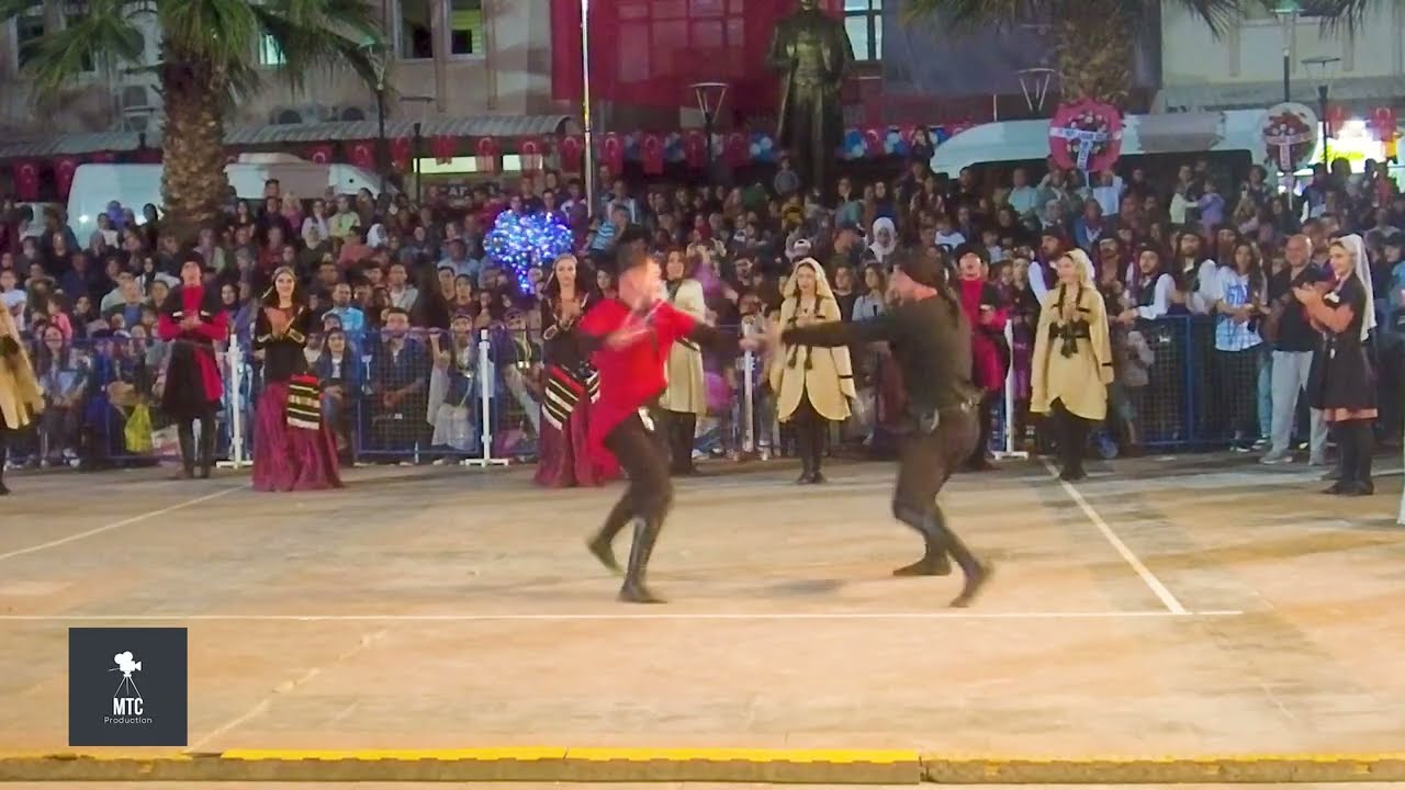 Gürcü dansçıların süper gösterisi Sultanhisar çilek festivali.