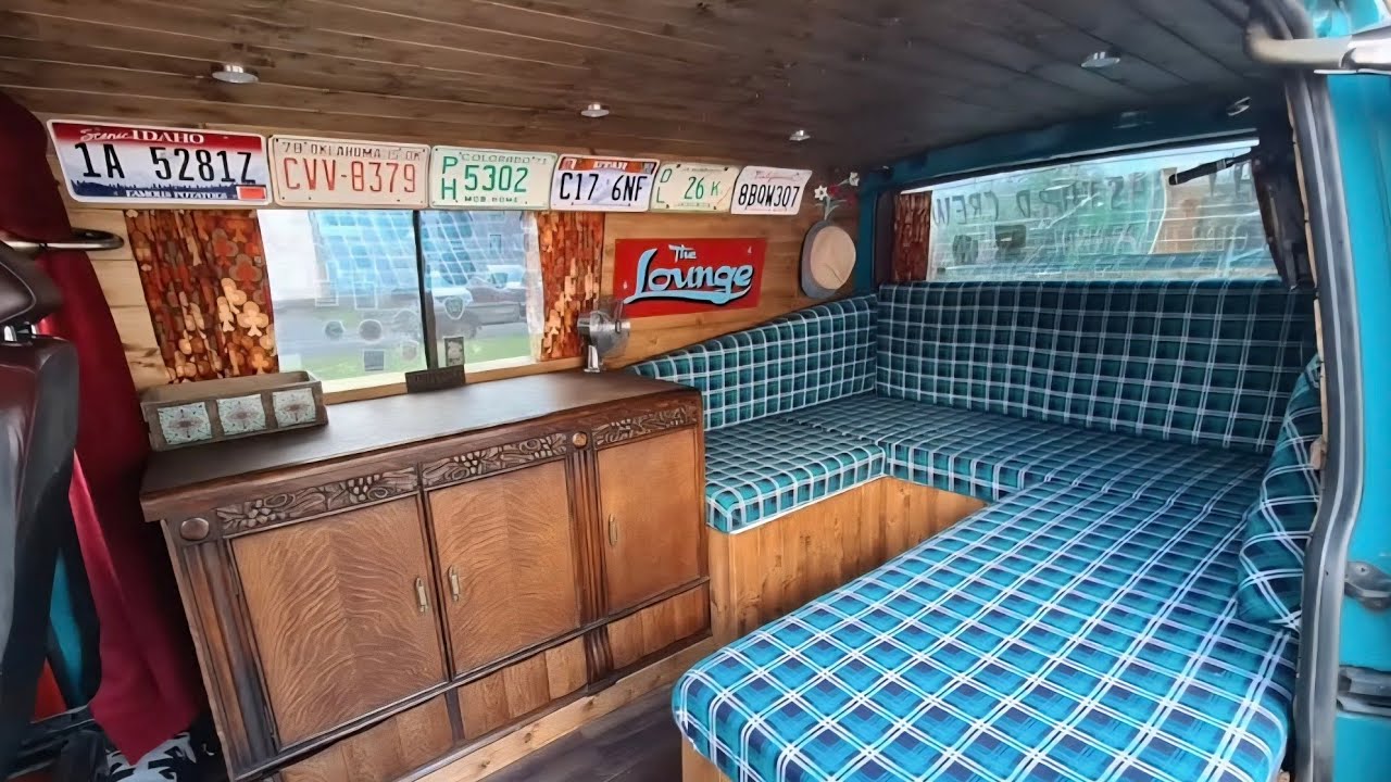 Идеальный интерьер VW T4: скрытая подсветка и отделка из тигрового дерева.