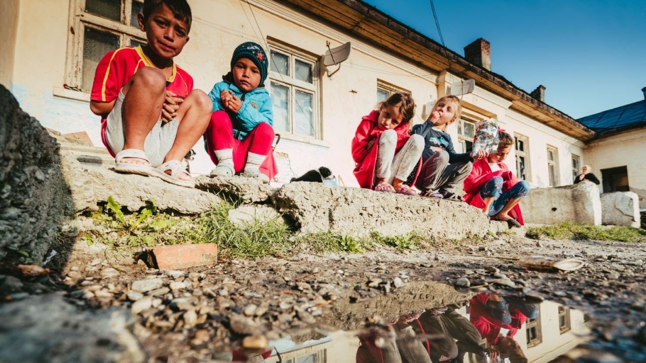 Povestea celor 30 de copii care trăiesc, rupți de lume, într-un fost pichet militar din Botoșani