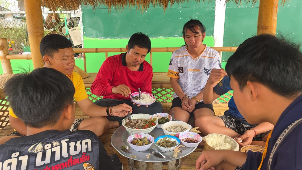 ล้อมวงกินข้าวเมนูหมกเขียดหมกหน่อไม้กินงาย