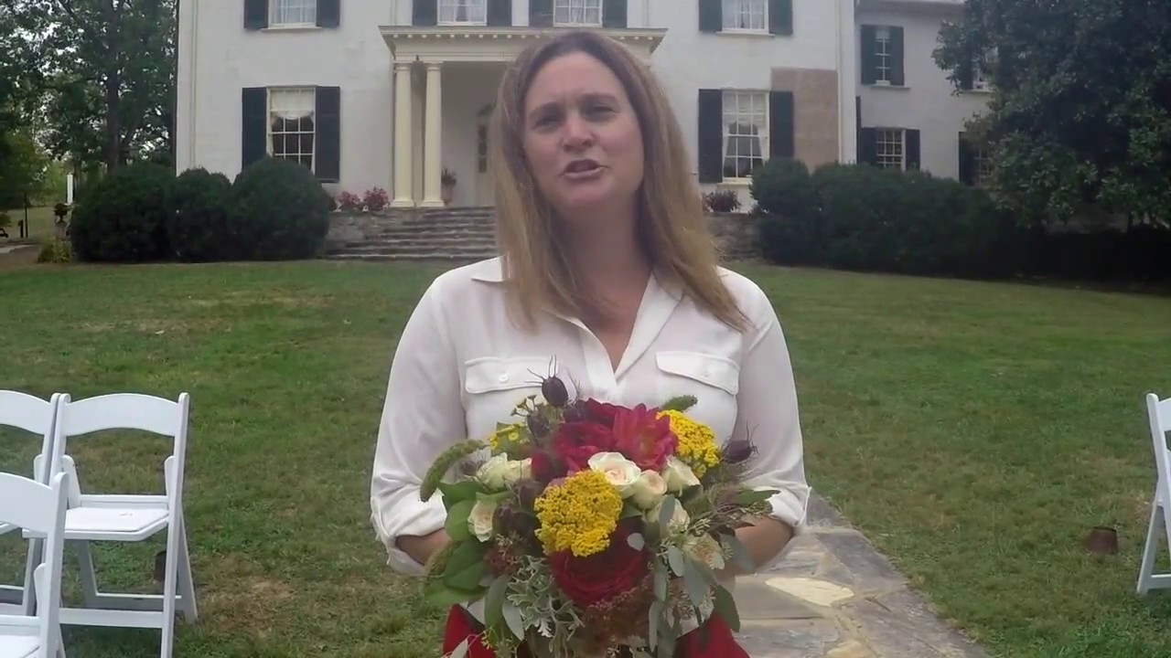 How to Carry Your Bridal Bouquet