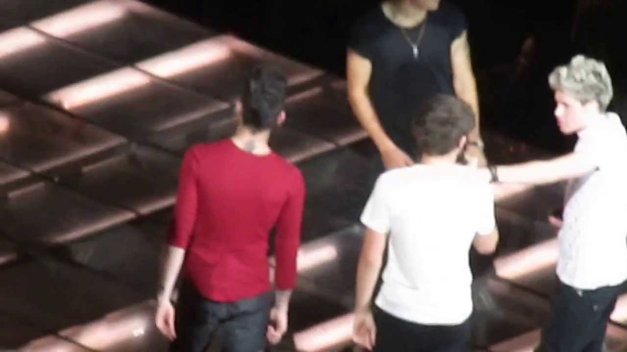 One Direction Teenage Kicks/Twitter Q's Moonwalk, Hammer Shuffle, Knock Knock - Oakland, CA 7/31/13