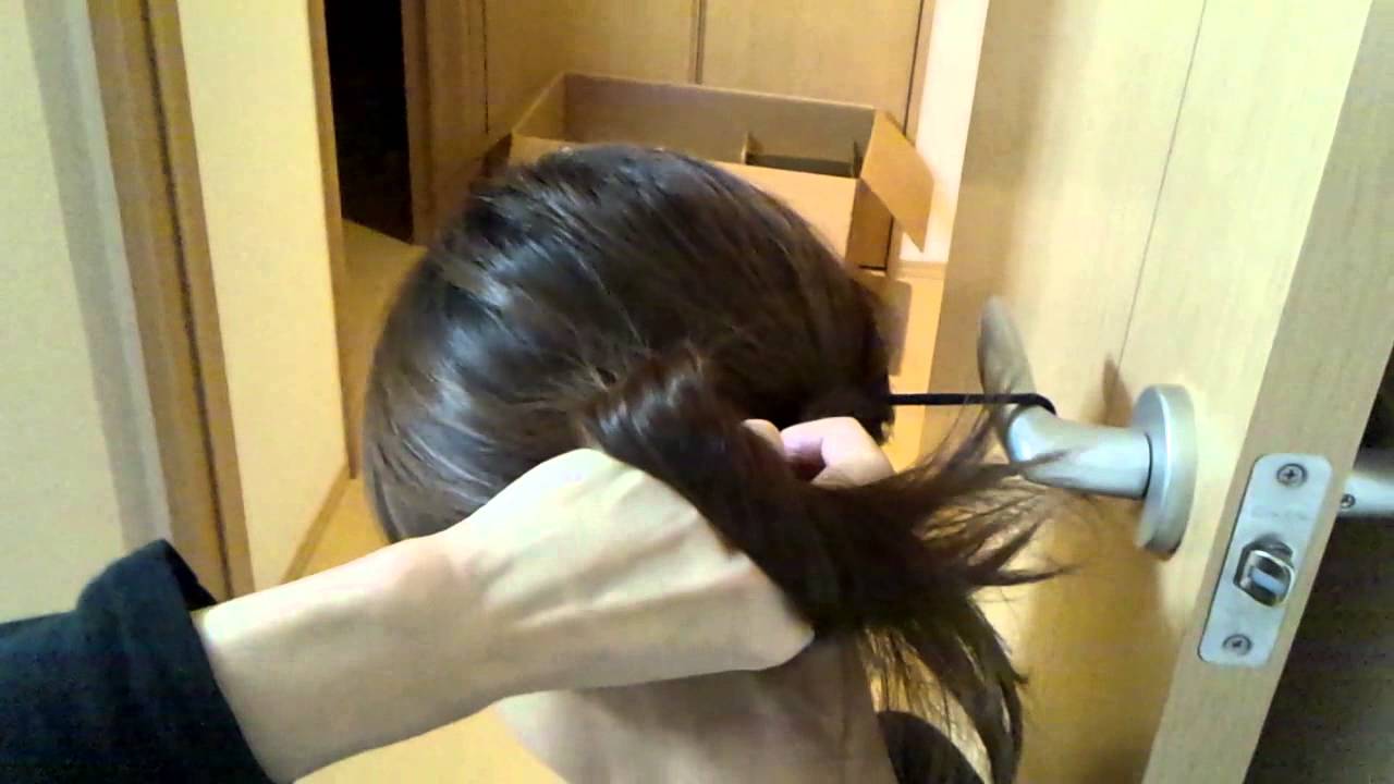 片手で髪を結ぶ方法