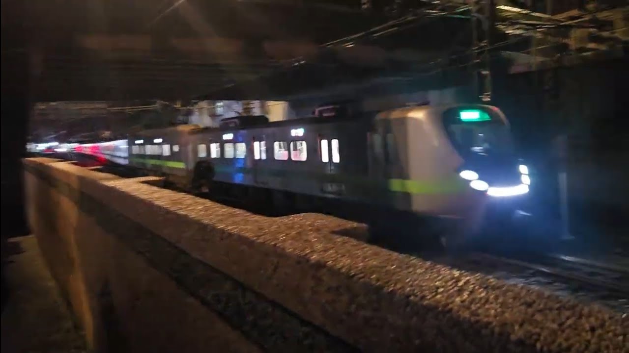 4234次樹林發車經由宜蘭線開往福隆的銀綠色微笑號EMU900型十輛一編組EMU903區間車