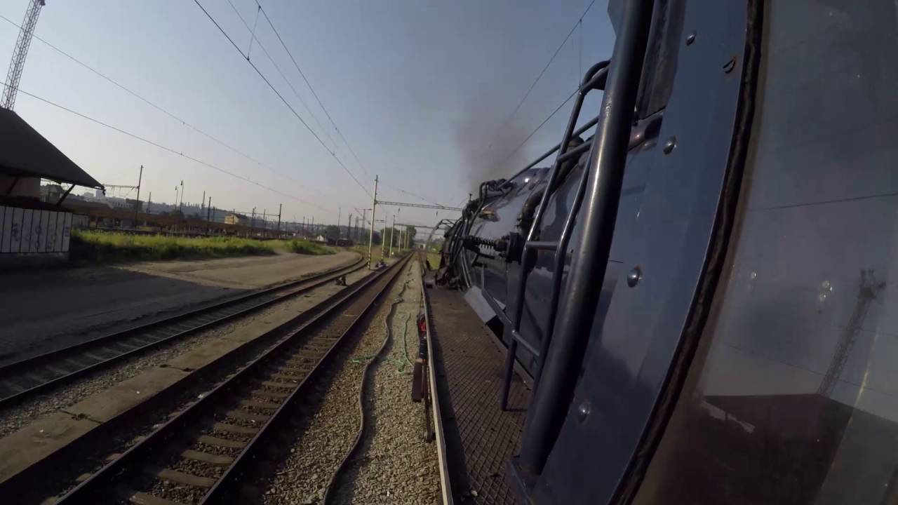 Pohled topiče bratislavského Albatrose 498.104 na trať Praha Hlavní nádraží - Hostivice