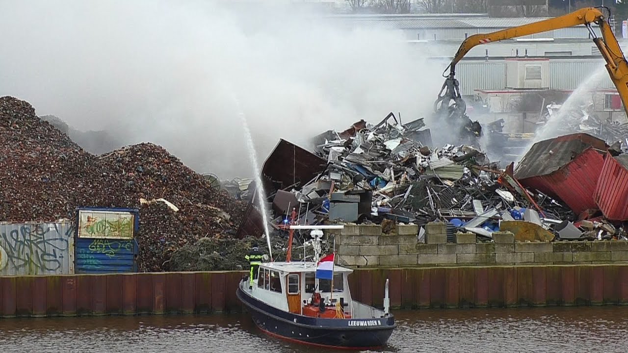 22-03-2016 Grote brand bij metaal recycling Einsteinweg Leeuwarden
