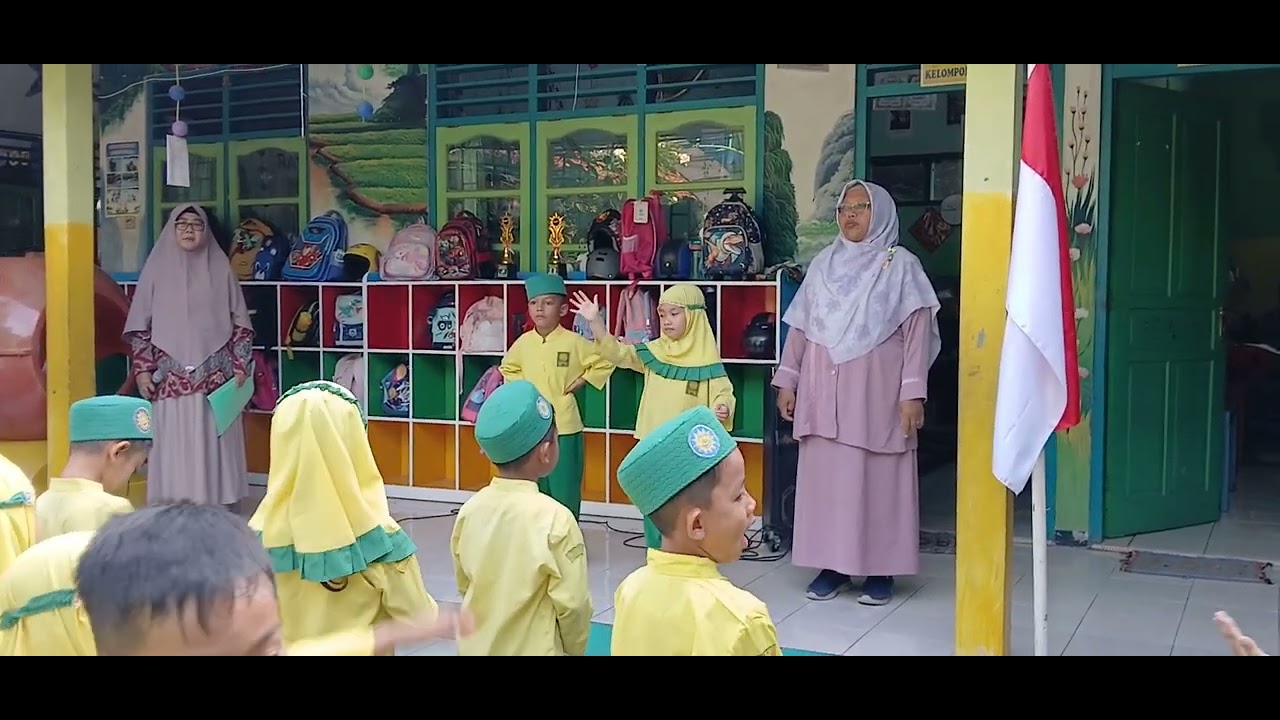 Upacara menyanyikan lagu tak gentar