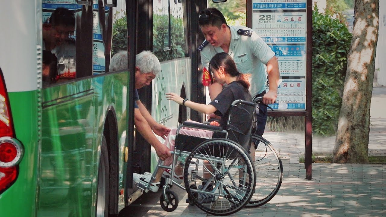 When a girl in wheelchair encounters difficulties in taking bus... 当轮椅姑娘独自乘公交，会发生什么？最后那个小女孩太懂事了！