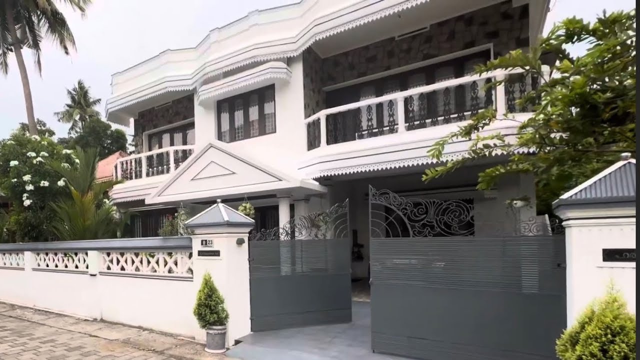 Used House for Sale in Vyttila, Ernakulam | 7 Cent, 2500 Sqft, 4 BHK | Very Urgent Sale