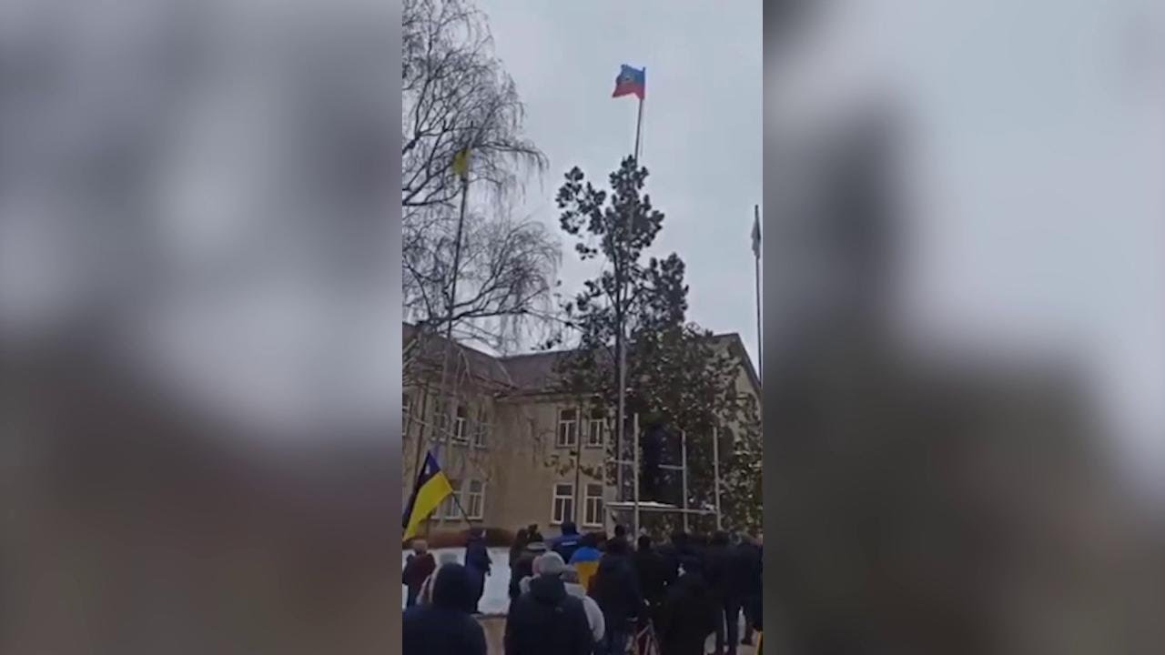 Cittadini ucraini sfidano i militari russi: ammainata bandiera separatista nel Donbass