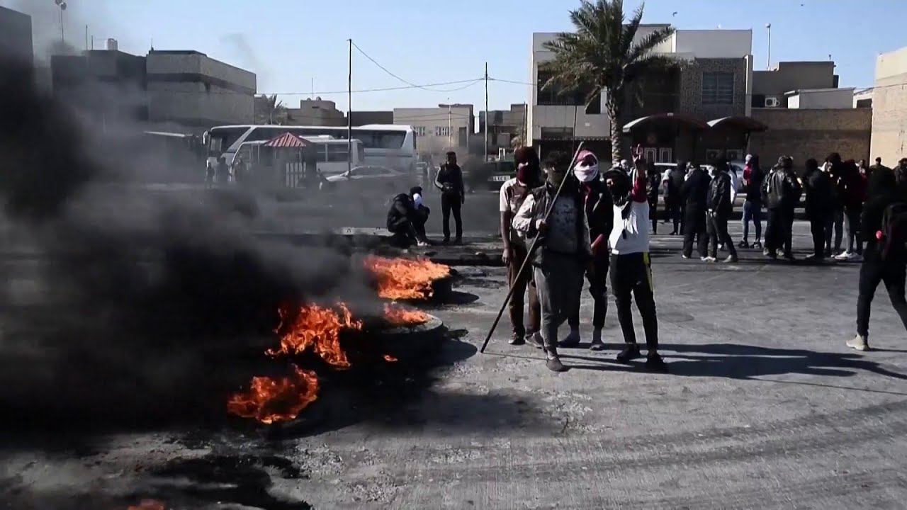 العراق | متظاهرون في النجف يقطعون الطرقات بحرق الإطارات