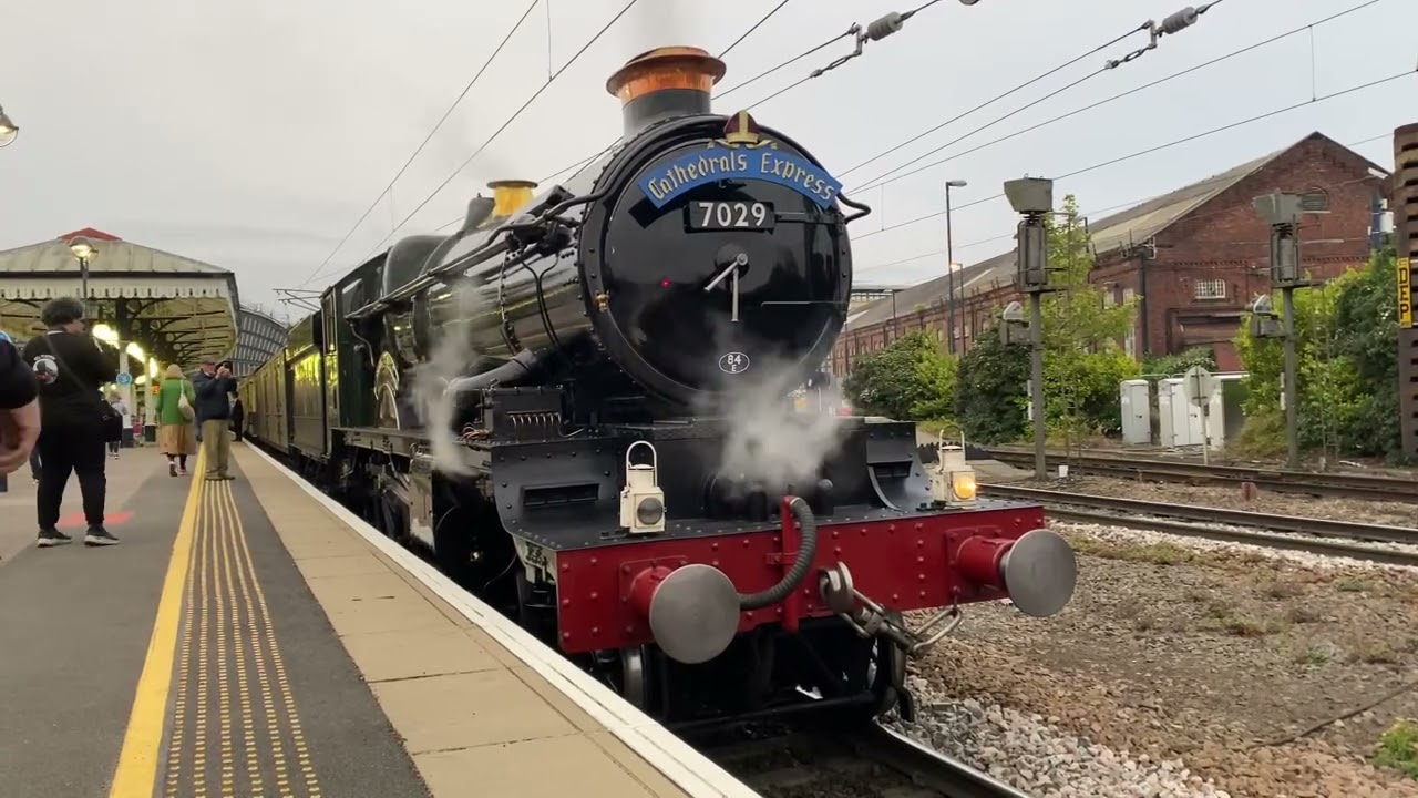 Heavily delayed Clun!! 7029 Clun Castle on The Cathedral’s Express 18/10/25 