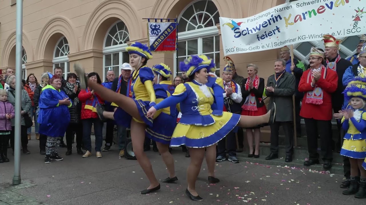 Karneval erobert Schwerin: Schlüsselübergabe am Rathaus
