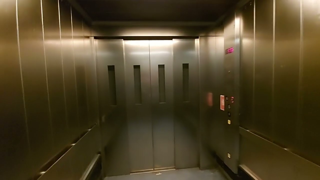 2001 Cotswold Lifts @ Manchester Piccadilly Concourse