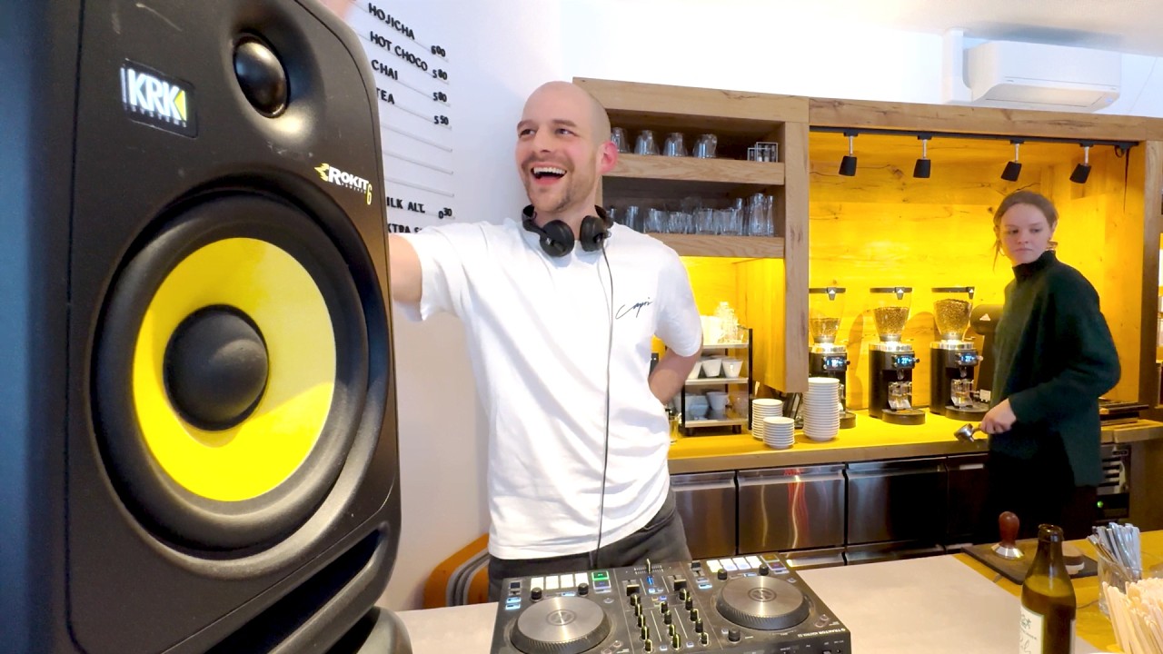 groovy house mix in a vienna coffee shop