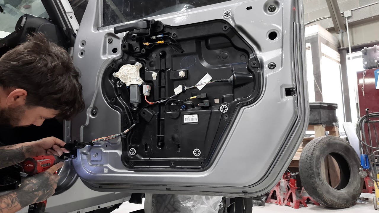Снятие внутренней обшивки двери Jeep Wrangler 2017 года, часть 2.