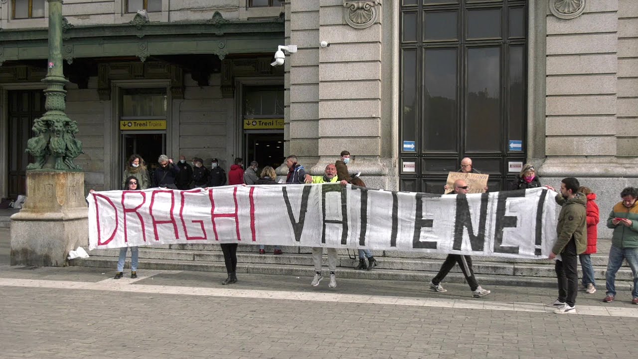 Visita di Draghi a Genova, protesta No Green Pass davanti la stazione Brignole