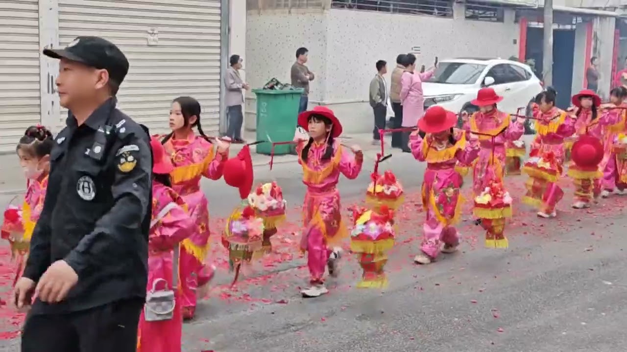 潮汕埔涵村正月初八迎老爷，沿路炮仗迎接村民跪拜上供！