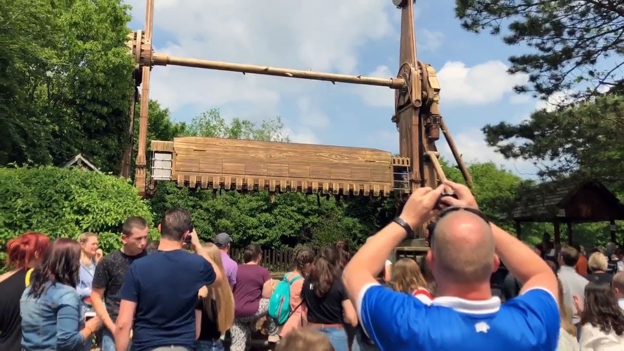 Walibi-bezoekers ondersteboven vast in attractie