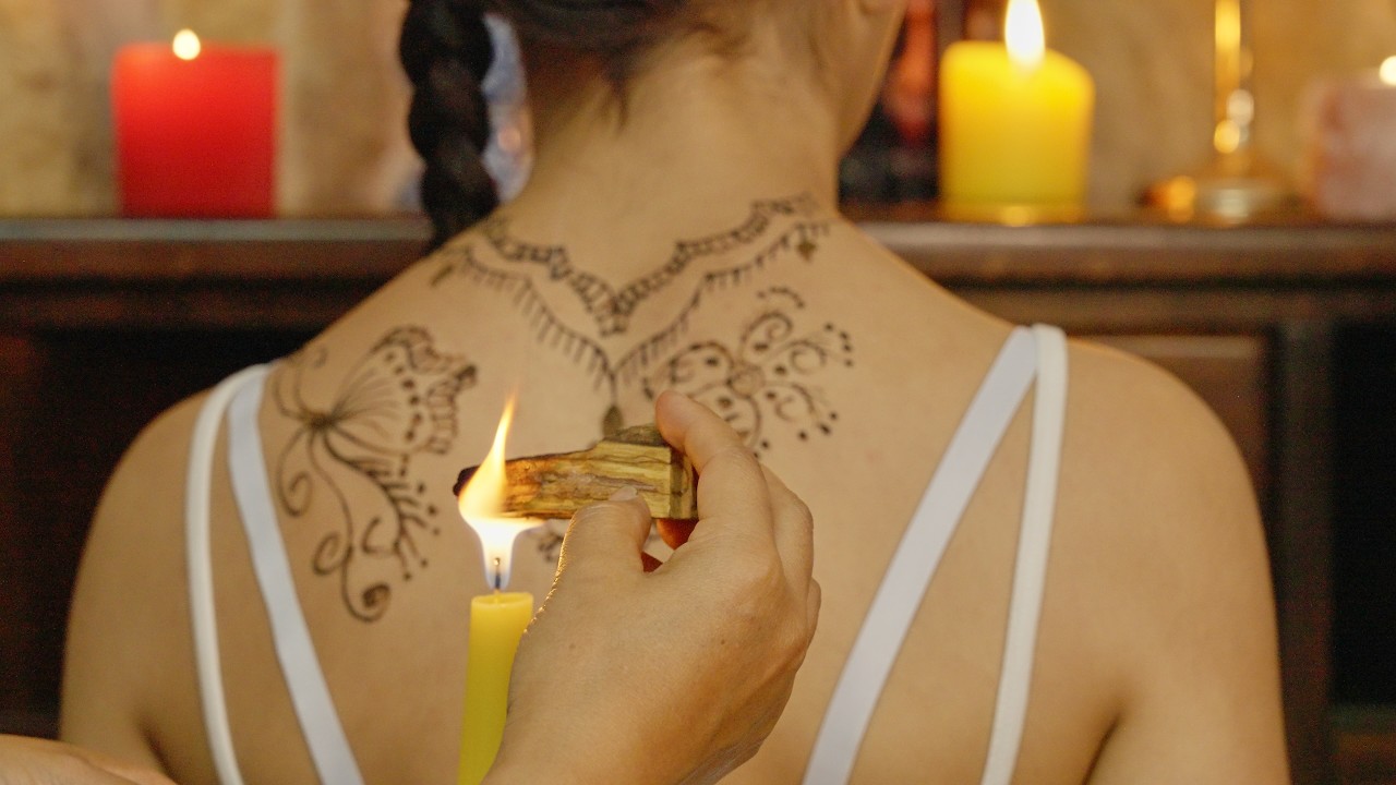Masaje ASMR y arte de henna de Nelly con sonidos suaves y relajantes para ayudarte a dormir