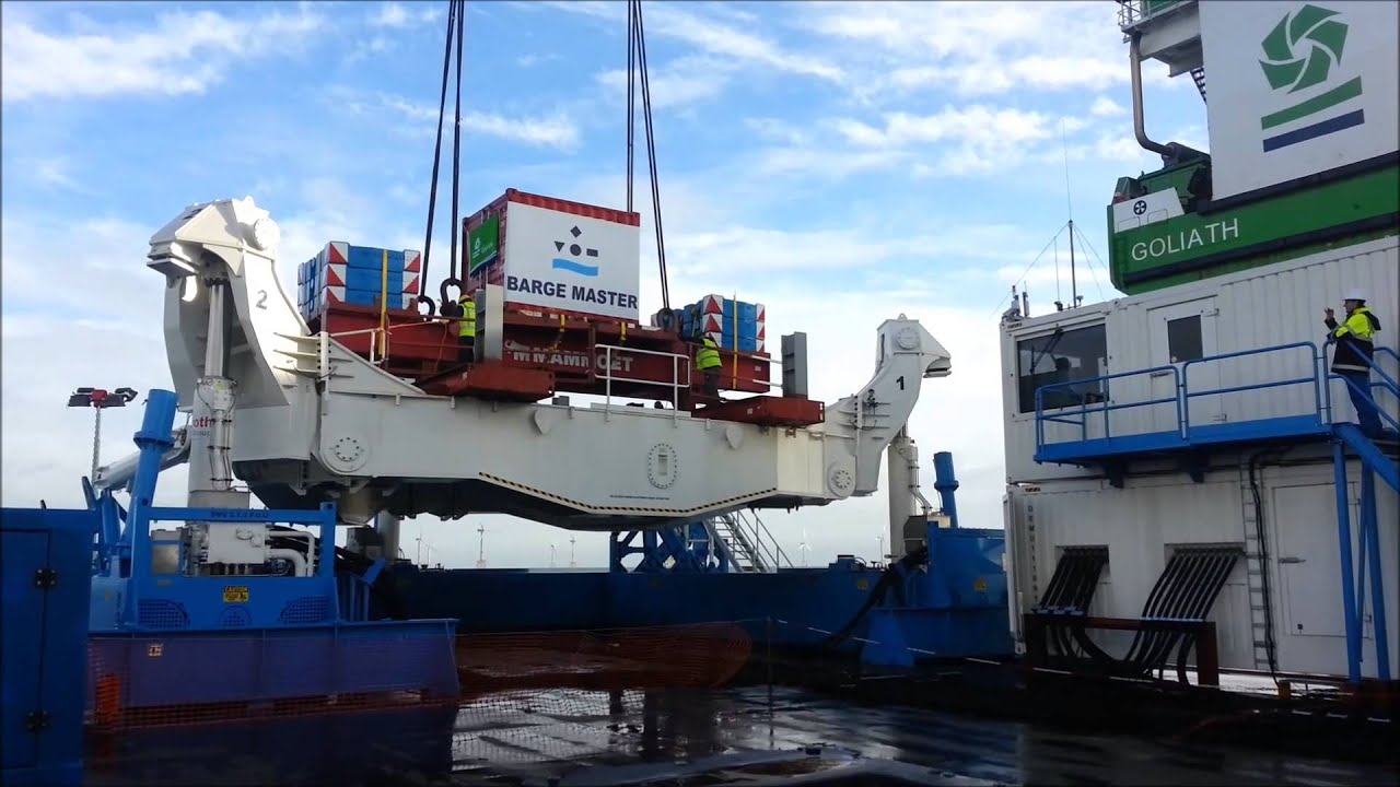 Barge Mastion motion compensated supply to jack-up installation vessel