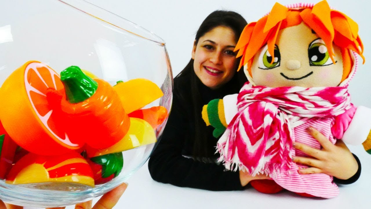 Ayşe ve Lili bahçeden sebze toplayıp salata yapıyorlar