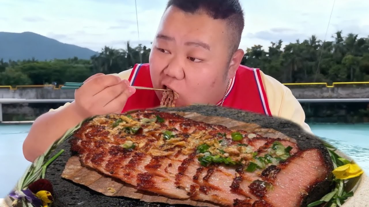 【大胃王挑戰】泰式戶外烤肉天花板！ 128 元一位狂吃 50 盤牛肉，滋滋冒油裹滿麻醬，這波血賺太滿足！ ｜Noodle Food Challenge【櫻木花胖】