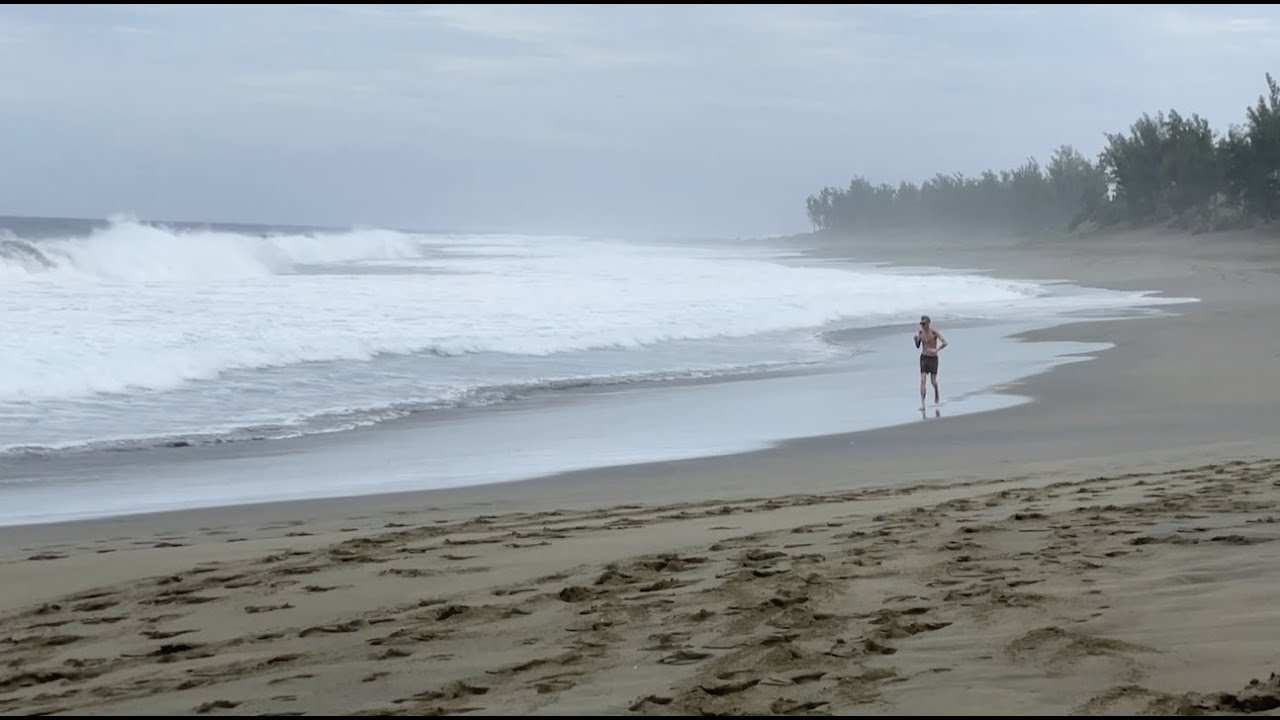 Un jeune adolescent happé par les vagues à l'Étang-Salé : il a été retrouvé sain et sauf !