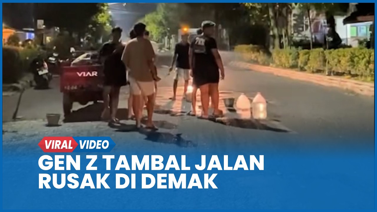 Salut, Gen Z Tambal Jalan Rusak di Demak Swadaya Tanpa Sumbangan Pemerintah