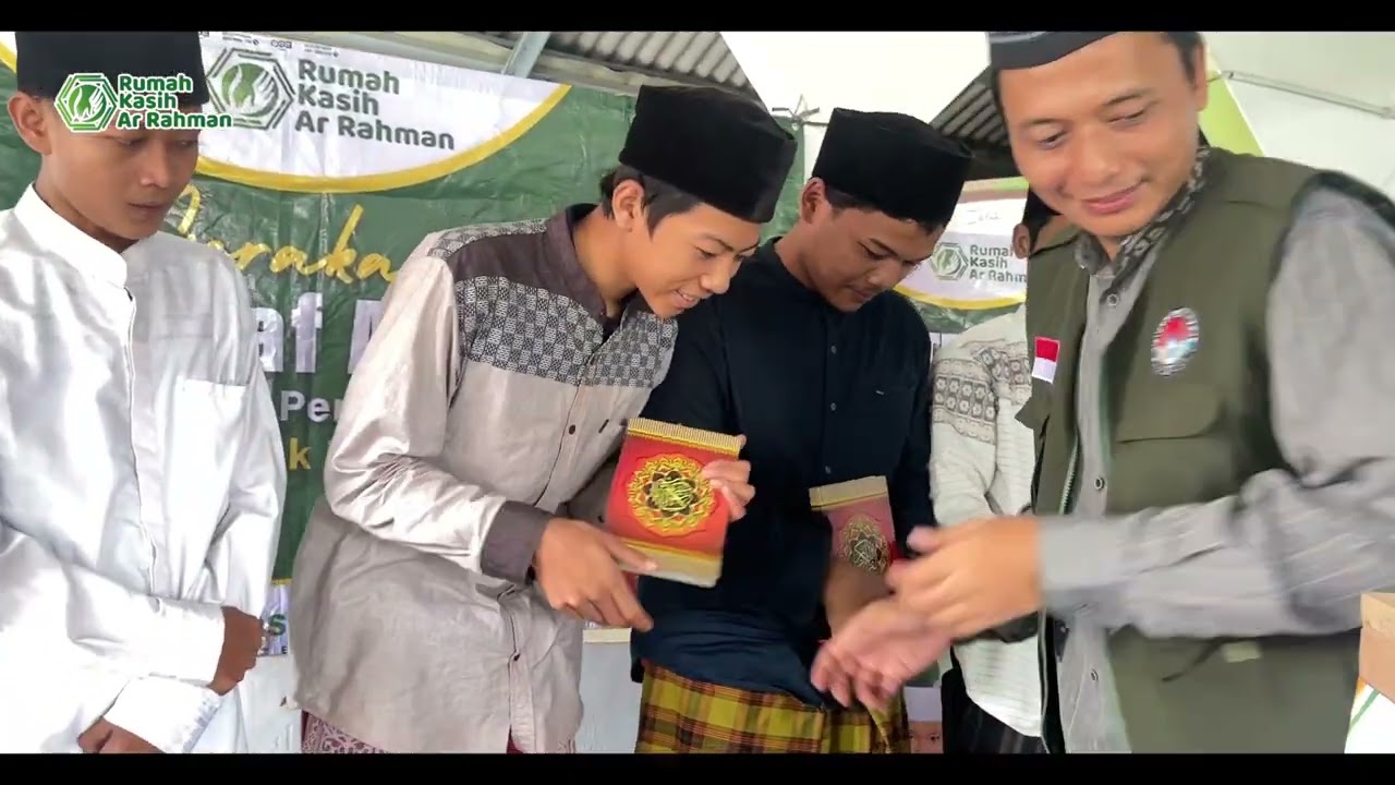 Senyum Tulus Santri Nurul Huda Terima Al-Qur’an Baru