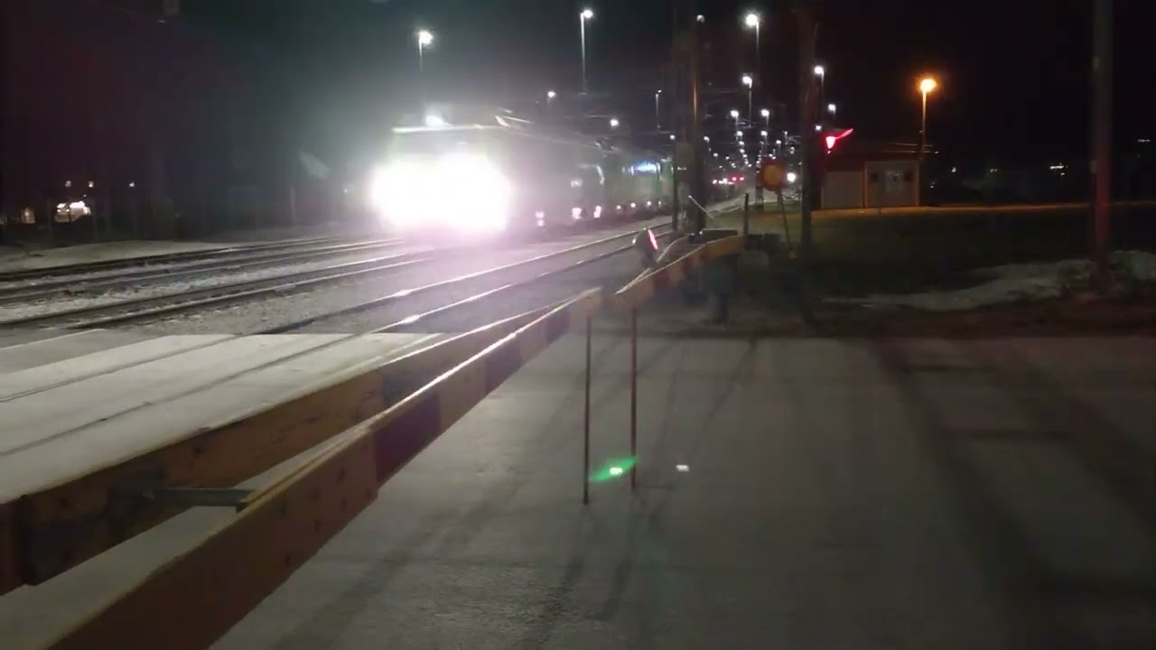Tomst&aring;let 9126 med trippel MB lok passerar bommarna i h&ouml;g fart.