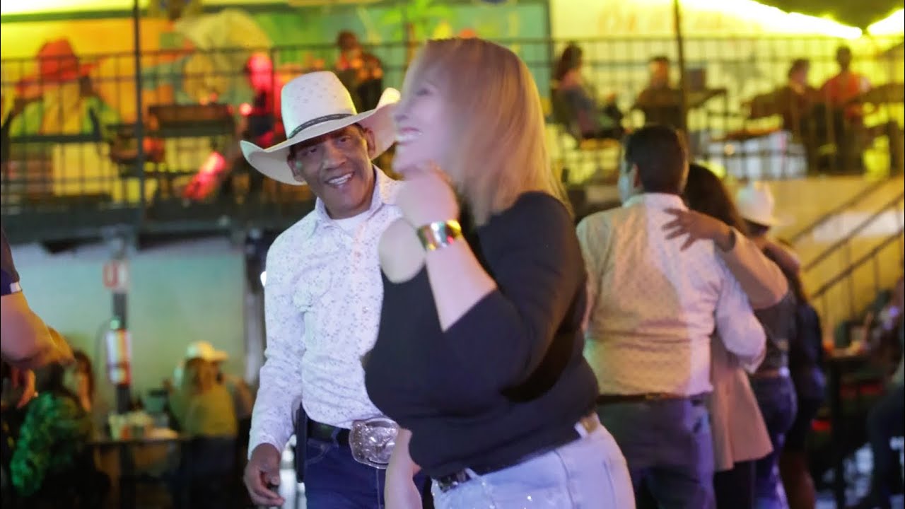Y LAS QUE NOS FALTAN POR BAILAR , OMAR Y EDITH BAILAN FELICES !