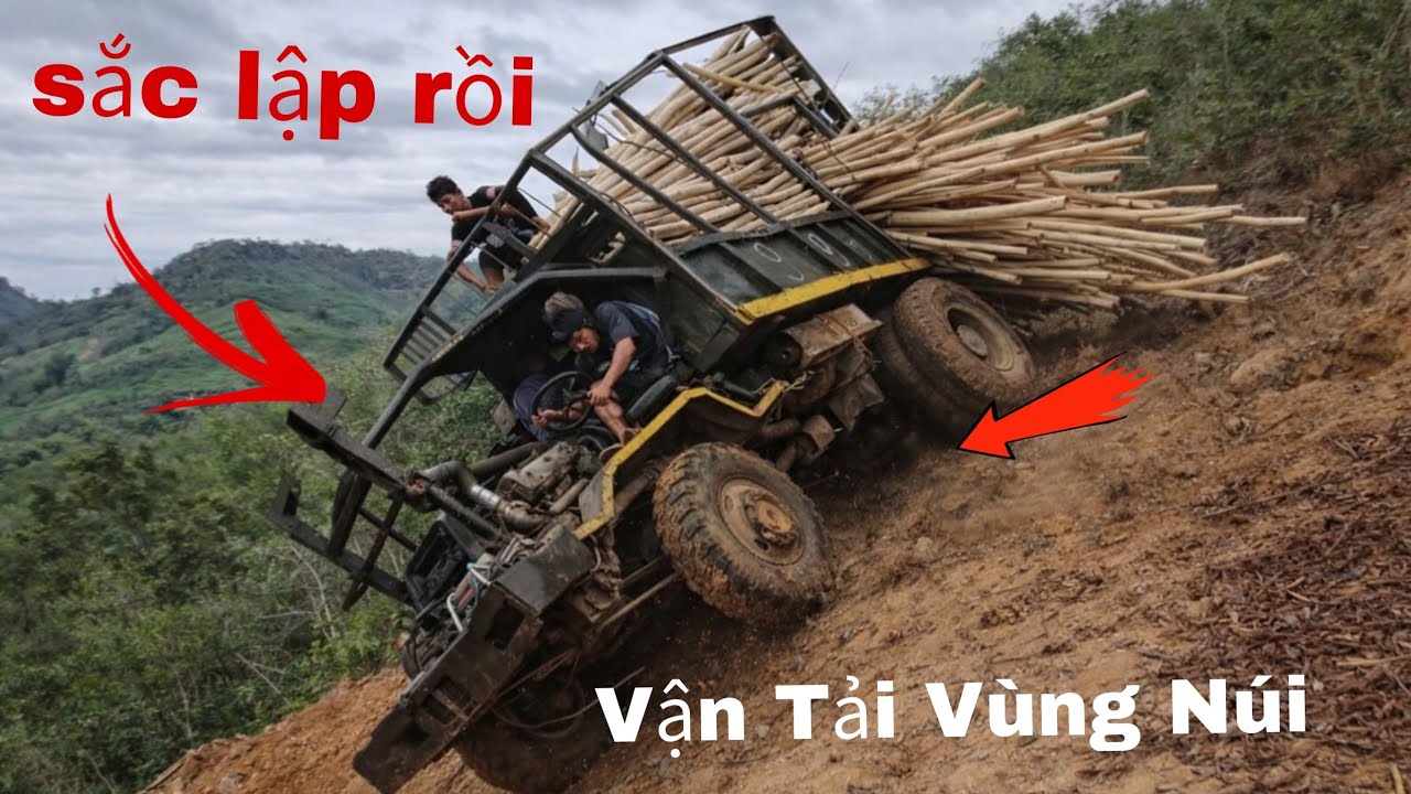 Xe độ chở gỗ keo  xuống dốc  sát lập bác tài nhảy  ra 