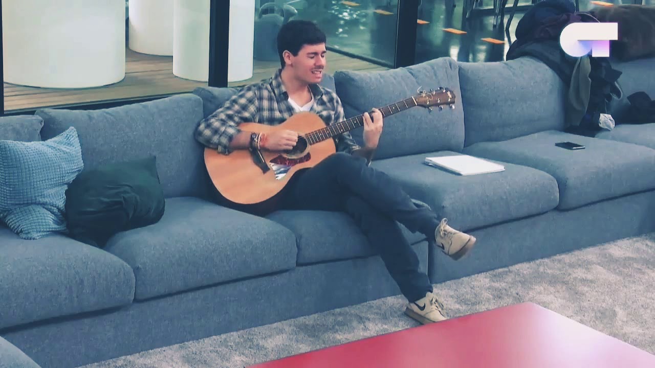 Alfred cantando y tocando la guitarra |1-1-18| OT 2017