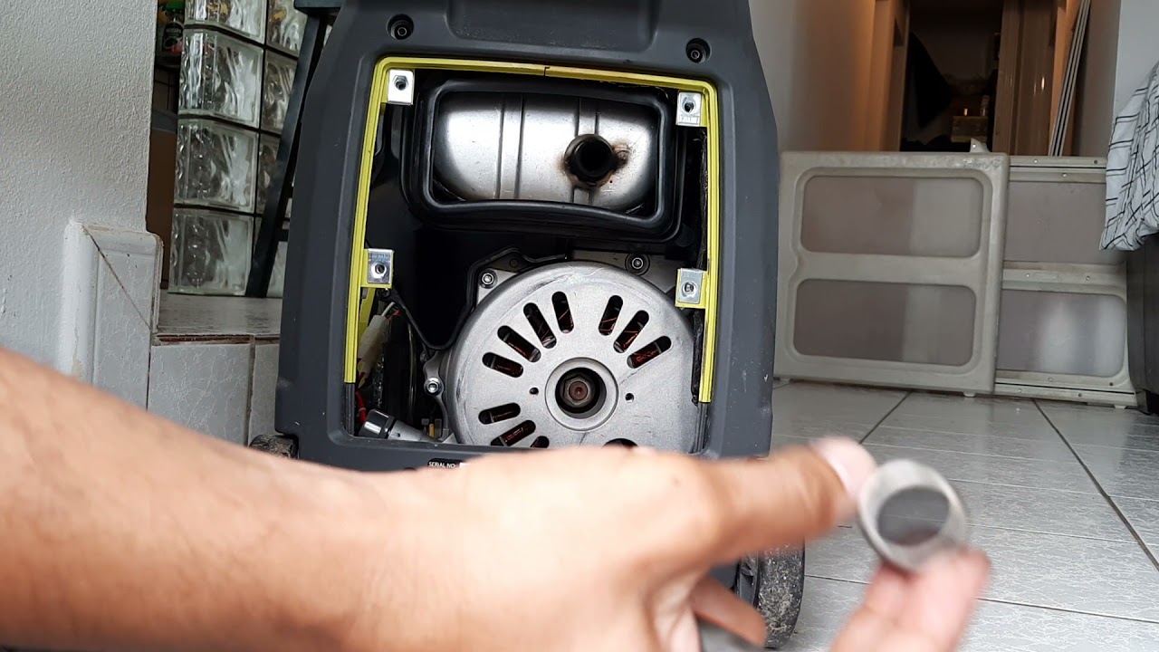 Ryobi 2300 watts remover parte trasera para limpiar el filtro del muffler