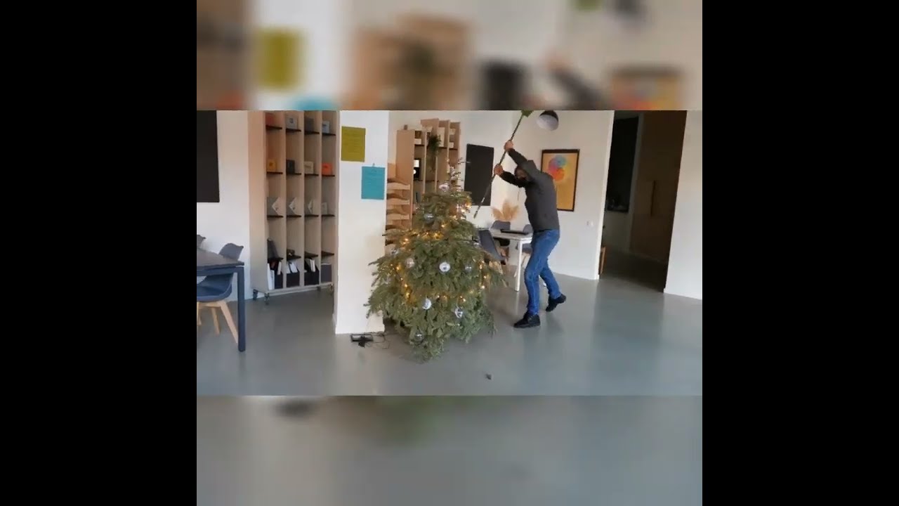 The Christmas tree fights back | SMLT Art